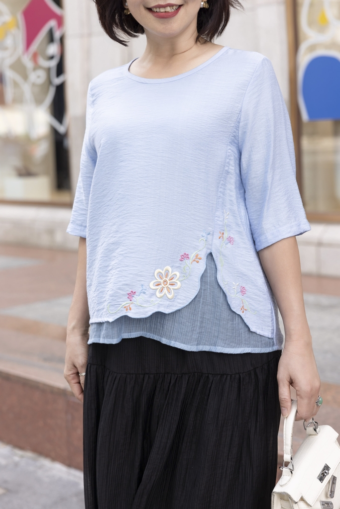 M COLLECTION | Áo Kiểu Nữ Trung Niên Tặng Mẹ Lụa Lót Tơ Hàn Thêu Hoa Cổ Tròn Tay Lỡ Xẻ Vạt Áo A12785LW01