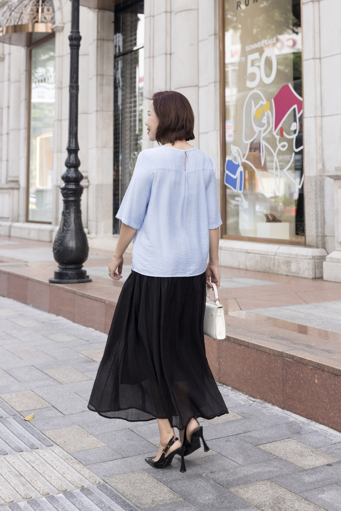 M COLLECTION | Áo Kiểu Nữ Trung Niên Tặng Mẹ Lụa Lót Tơ Hàn Thêu Hoa Cổ Tròn Tay Lỡ Xẻ Vạt Áo A12785LW01