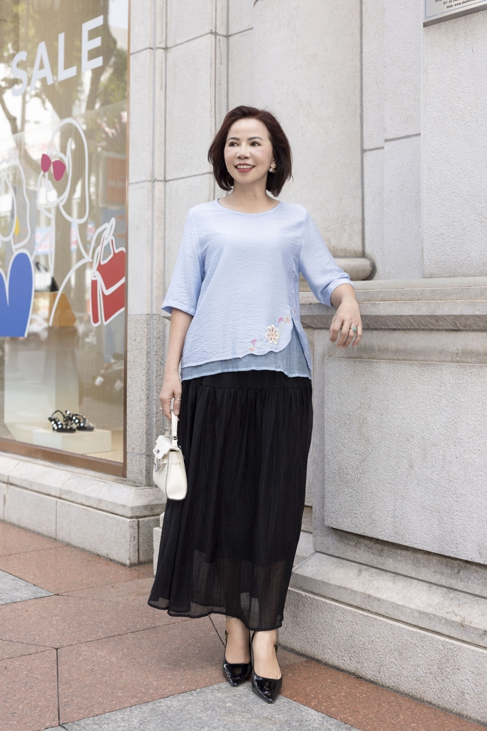 M COLLECTION | Áo Kiểu Nữ Trung Niên Tặng Mẹ Lụa Lót Tơ Hàn Thêu Hoa Cổ Tròn Tay Lỡ Xẻ Vạt Áo A12785LW01