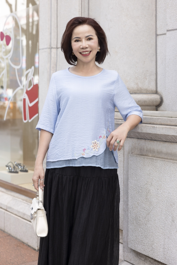 M COLLECTION | Áo Kiểu Nữ Trung Niên Tặng Mẹ Lụa Lót Tơ Hàn Thêu Hoa Cổ Tròn Tay Lỡ Xẻ Vạt Áo A12785LW01