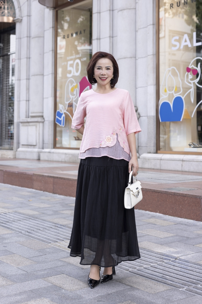 M COLLECTION | Áo Kiểu Nữ Trung Niên Tặng Mẹ Lụa Lót Tơ Hàn Thêu Hoa Cổ Tròn Tay Lỡ Xẻ Vạt Áo A12785LW01