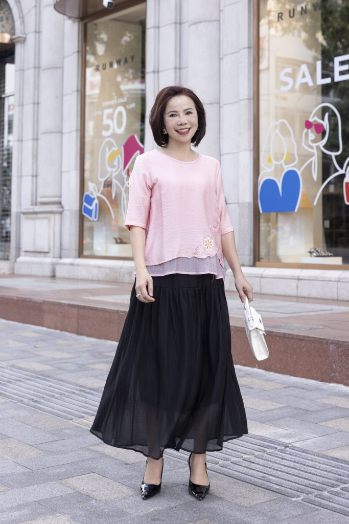 M COLLECTION | Áo Kiểu Nữ Trung Niên Tặng Mẹ Lụa Lót Tơ Hàn Thêu Hoa Cổ Tròn Tay Lỡ Xẻ Vạt Áo A12785LW01