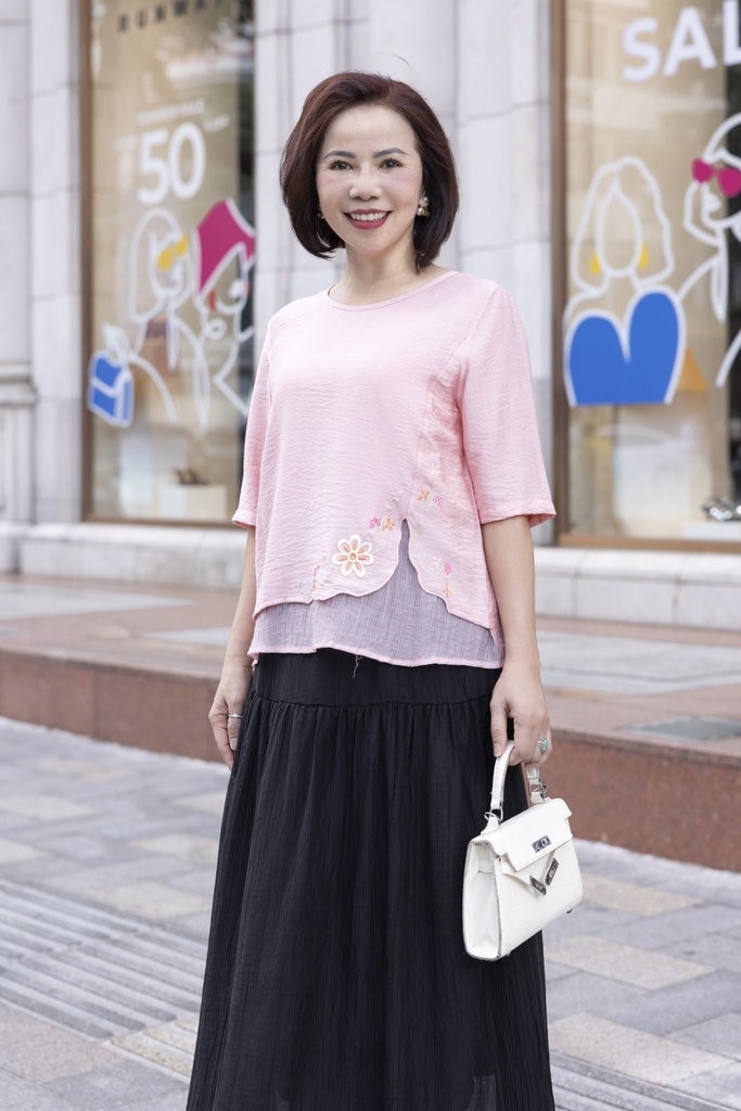 M COLLECTION | Áo Kiểu Nữ Trung Niên Tặng Mẹ Lụa Lót Tơ Hàn Thêu Hoa Cổ Tròn Tay Lỡ Xẻ Vạt Áo A12785LW01