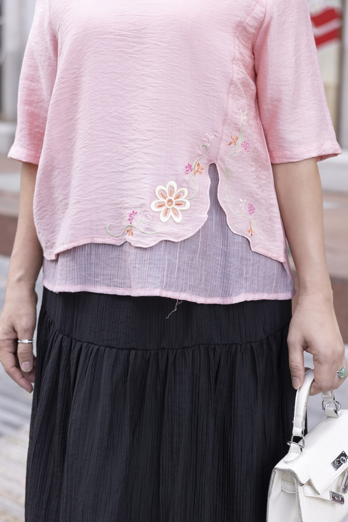 M COLLECTION | Áo Kiểu Nữ Trung Niên Tặng Mẹ Lụa Lót Tơ Hàn Thêu Hoa Cổ Tròn Tay Lỡ Xẻ Vạt Áo A12785LW01