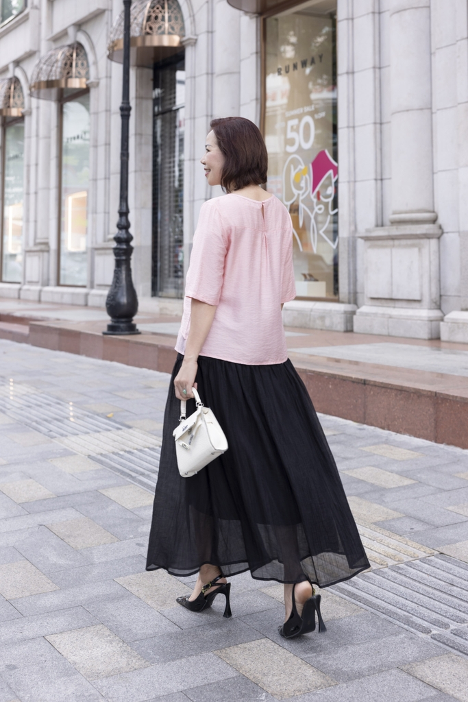 M COLLECTION | Áo Kiểu Nữ Trung Niên Tặng Mẹ Lụa Lót Tơ Hàn Thêu Hoa Cổ Tròn Tay Lỡ Xẻ Vạt Áo A12785LW01