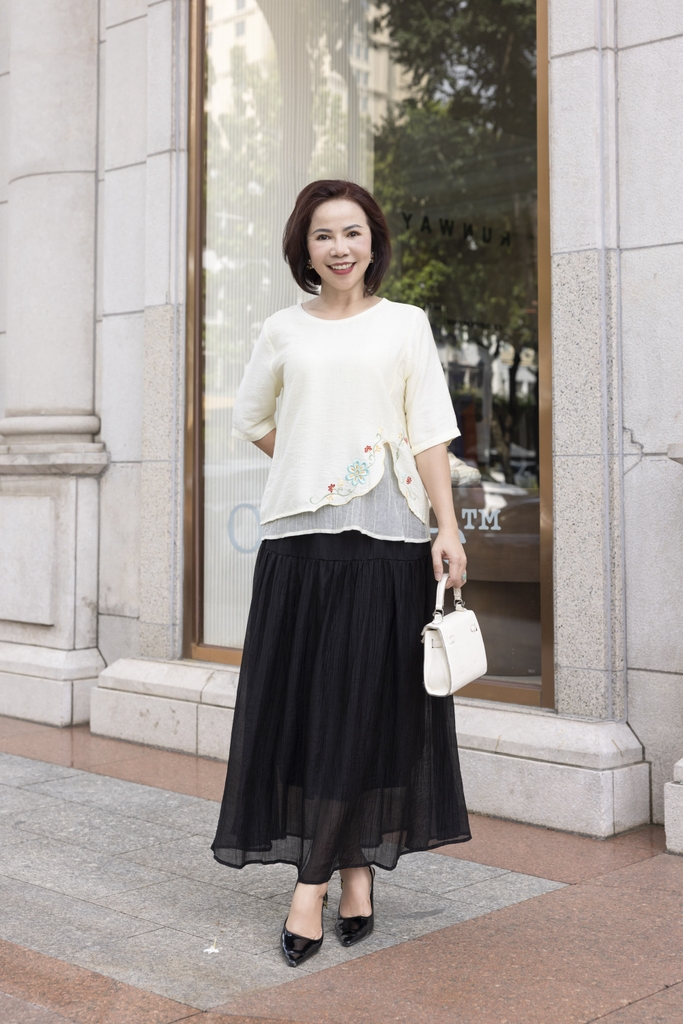 M COLLECTION | Áo Kiểu Nữ Trung Niên Tặng Mẹ Lụa Lót Tơ Hàn Thêu Hoa Cổ Tròn Tay Lỡ Xẻ Vạt Áo A12785LW01