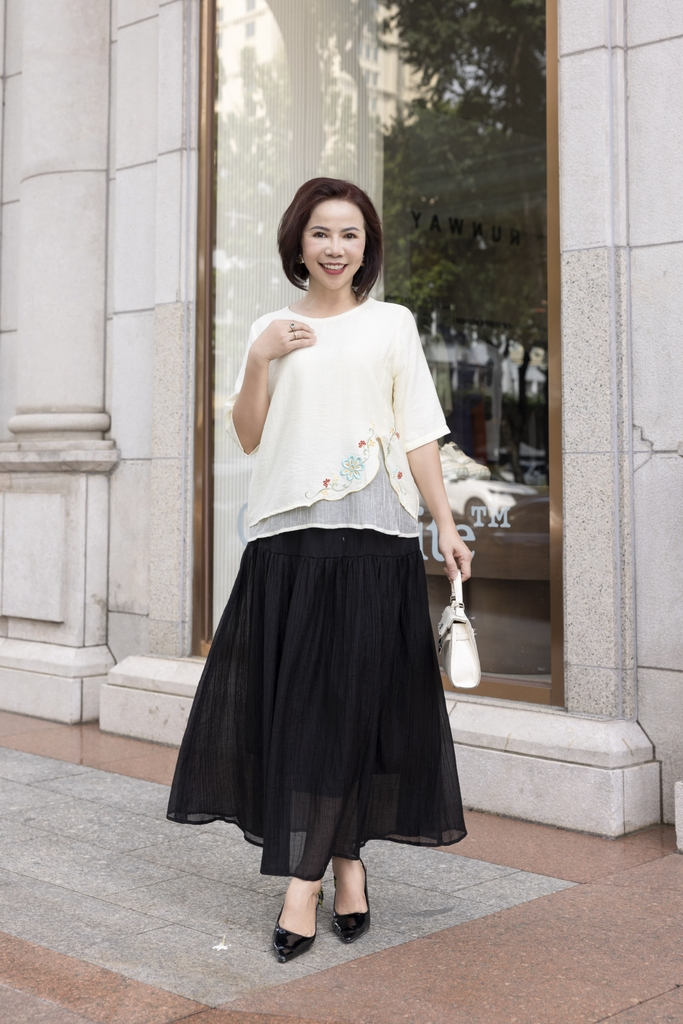 M COLLECTION | Áo Kiểu Nữ Trung Niên Tặng Mẹ Lụa Lót Tơ Hàn Thêu Hoa Cổ Tròn Tay Lỡ Xẻ Vạt Áo A12785LW01