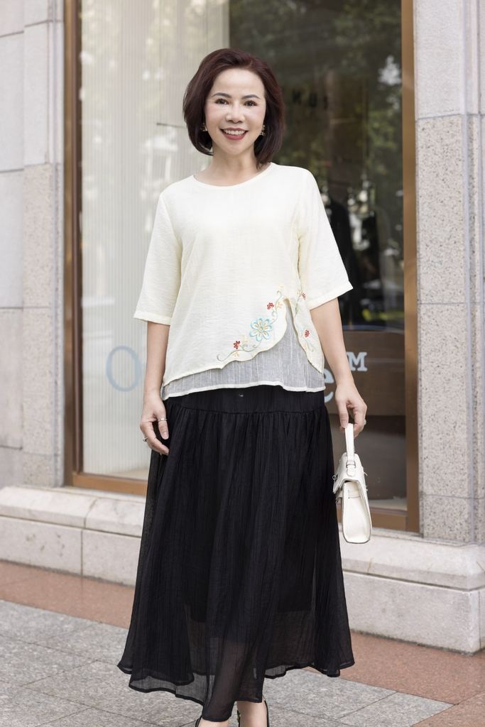 M COLLECTION | Áo Kiểu Nữ Trung Niên Tặng Mẹ Lụa Lót Tơ Hàn Thêu Hoa Cổ Tròn Tay Lỡ Xẻ Vạt Áo A12785LW01