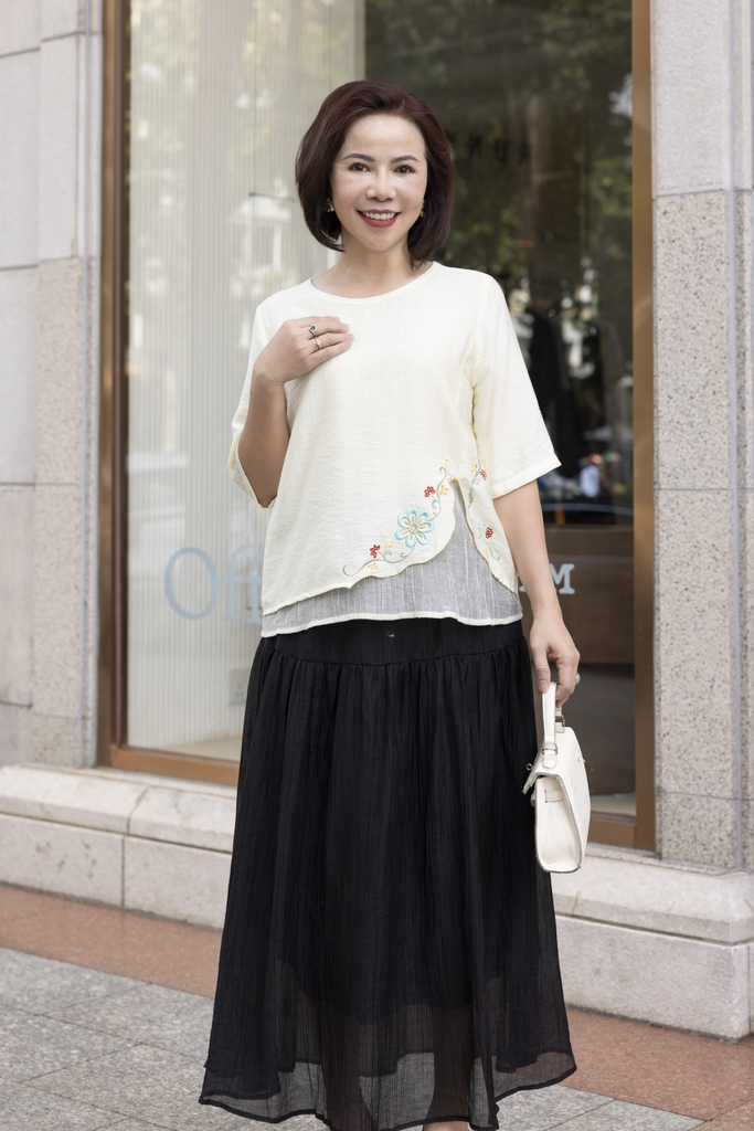 M COLLECTION | Áo Kiểu Nữ Trung Niên Tặng Mẹ Lụa Lót Tơ Hàn Thêu Hoa Cổ Tròn Tay Lỡ Xẻ Vạt Áo A12785LW01