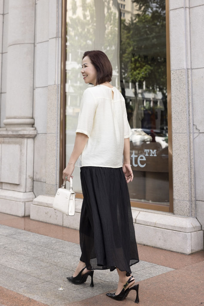 M COLLECTION | Áo Kiểu Nữ Trung Niên Tặng Mẹ Lụa Lót Tơ Hàn Thêu Hoa Cổ Tròn Tay Lỡ Xẻ Vạt Áo A12785LW01