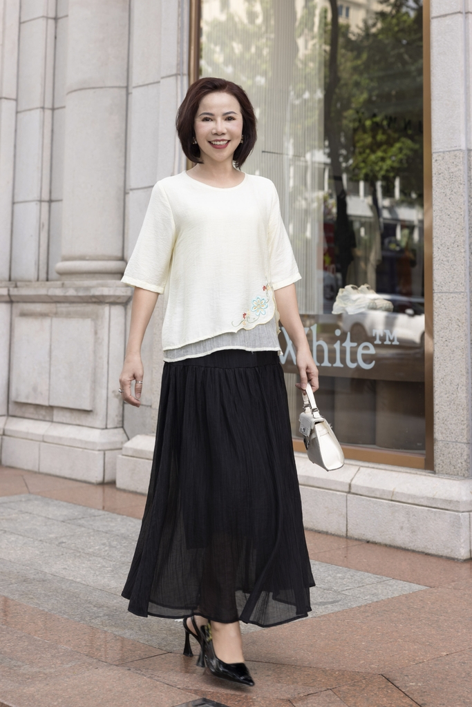 M COLLECTION | Áo Kiểu Nữ Trung Niên Tặng Mẹ Lụa Lót Tơ Hàn Thêu Hoa Cổ Tròn Tay Lỡ Xẻ Vạt Áo A12785LW01