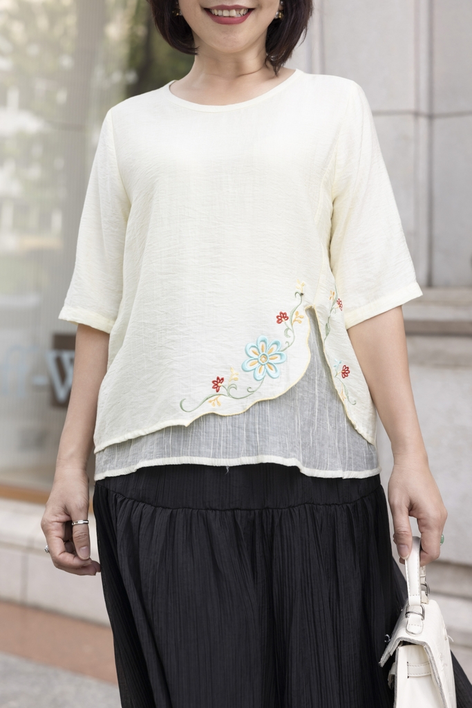 M COLLECTION | Áo Kiểu Nữ Trung Niên Tặng Mẹ Lụa Lót Tơ Hàn Thêu Hoa Cổ Tròn Tay Lỡ Xẻ Vạt Áo A12785LW01