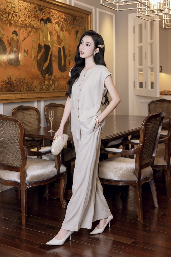 SWANLAKE | Set Bộ Linen Nữ Áo Cài Nút Gỗ Cổ Trụ Tay Hến Quần Dài Lưng Thun Cạp Cao Có Túi B12875LW01