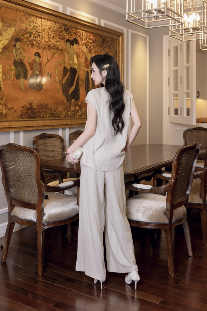 SWANLAKE | Set Bộ Linen Nữ Áo Cài Nút Gỗ Cổ Trụ Tay Hến Quần Dài Lưng Thun Cạp Cao Có Túi B12875LW01