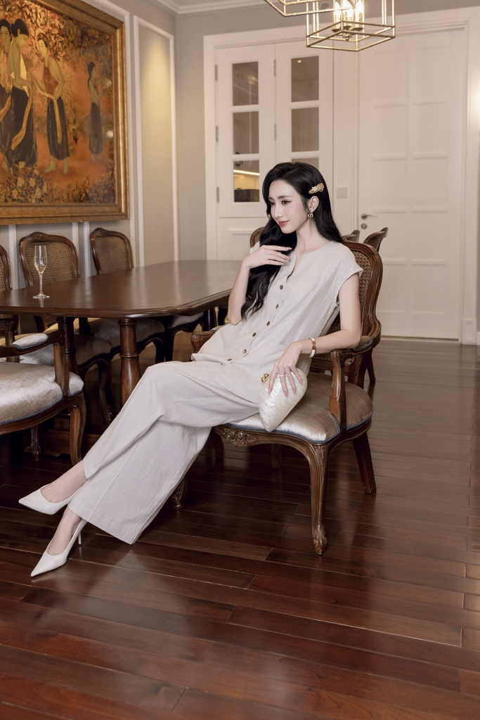 SWANLAKE | Set Bộ Linen Nữ Áo Cài Nút Gỗ Cổ Trụ Tay Hến Quần Dài Lưng Thun Cạp Cao Có Túi B12875LW01