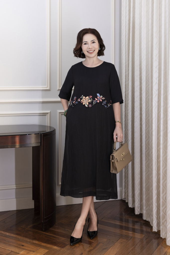 M Collection | Đầm Trung Niên Phom Suông Dài Lụa Hàn Phối Tơ Xốp Thêu Mặc Hằng Ngày D12353LW01