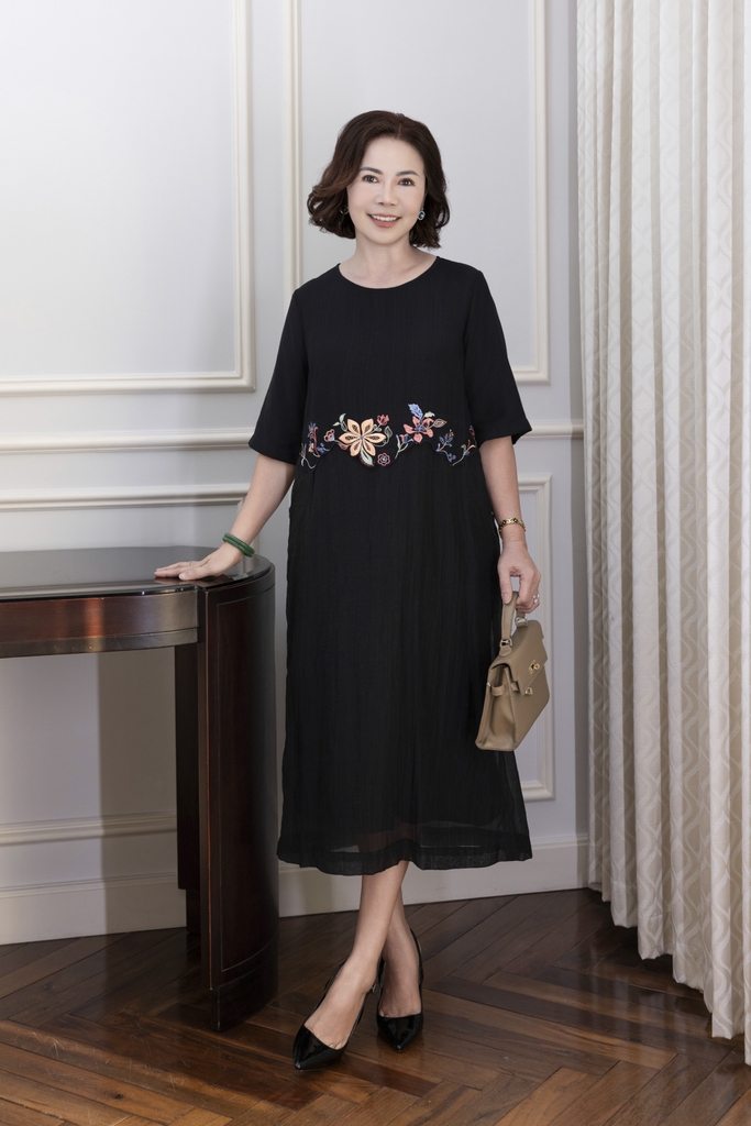 M Collection | Đầm Trung Niên Phom Suông Dài Lụa Hàn Phối Tơ Xốp Thêu Mặc Hằng Ngày D12353LW01