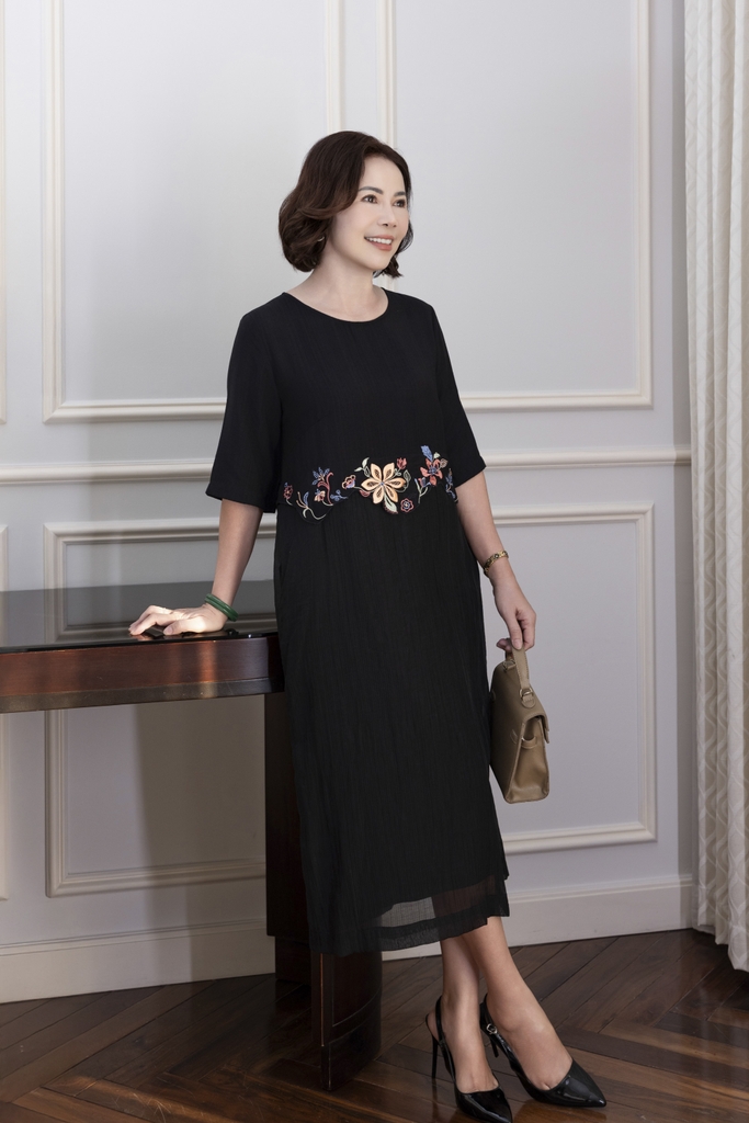 M Collection | Đầm Trung Niên Phom Suông Dài Lụa Hàn Phối Tơ Xốp Thêu Mặc Hằng Ngày D12353LW01