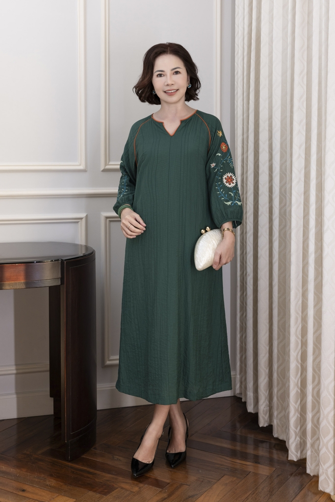 M COLLECTION | Váy Đầm Midi Suông Nữ Trung Niên Tặng Mẹ Tơ Dập Ly Cổ Tim Thêu Hoa Tay Dài D12861LW01