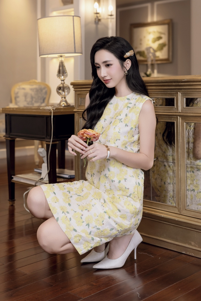 SWANLAKE | Váy Đầm Nữ Suông Sát Nách Cổ Tròn Có Túi In Hoa Hè Vải Cotton Thêu Du Lịch Biển D12876LW01