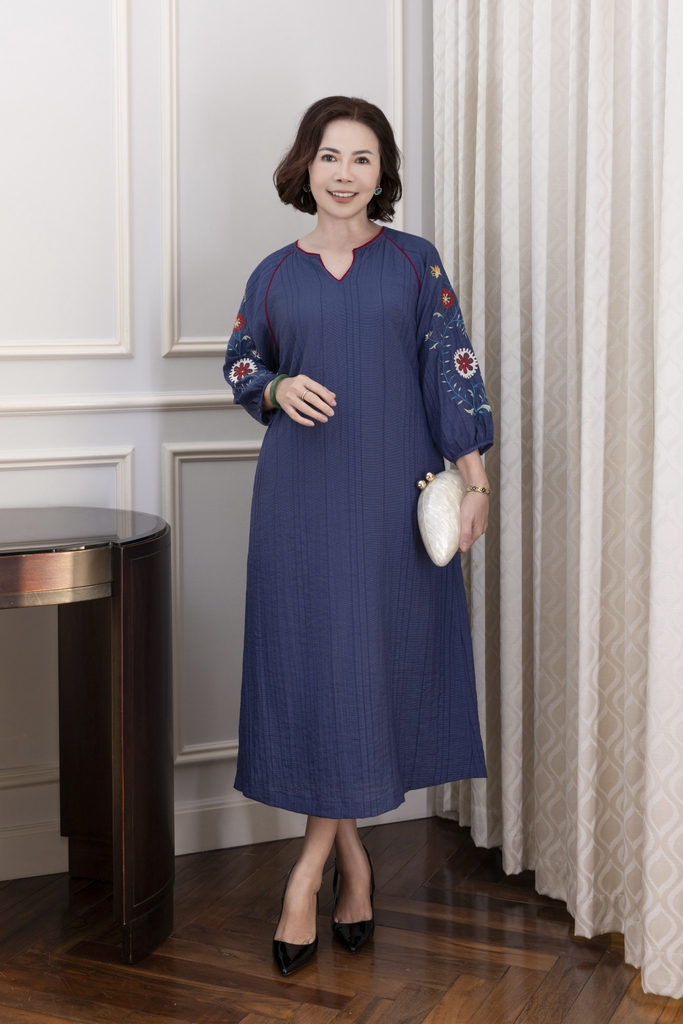 M COLLECTION | Váy Đầm Midi Suông Nữ Trung Niên Tặng Mẹ Tơ Dập Ly Cổ Tim Thêu Hoa Tay Dài D12861LW01