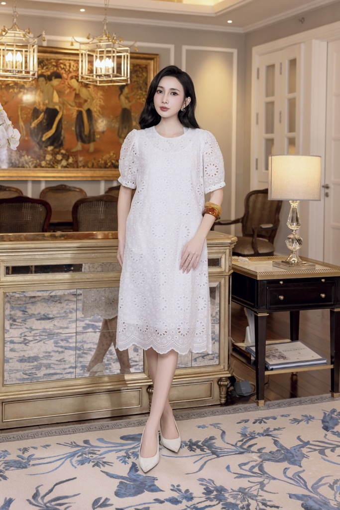Đầm Suông Phom Ngắn Chất Cotton Thêu Đục Lỗ Swanlake- D12481LW01