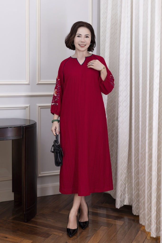 M COLLECTION | Váy Đầm Midi Suông Nữ Trung Niên Tặng Mẹ Tơ Dập Ly Cổ Tim Thêu Hoa Tay Dài D12861LW01