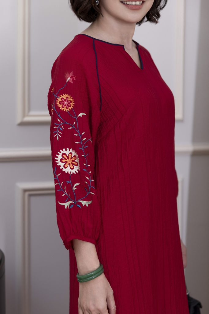 M COLLECTION | Váy Đầm Midi Suông Nữ Trung Niên Tặng Mẹ Tơ Dập Ly Cổ Tim Thêu Hoa Tay Dài D12861LW01