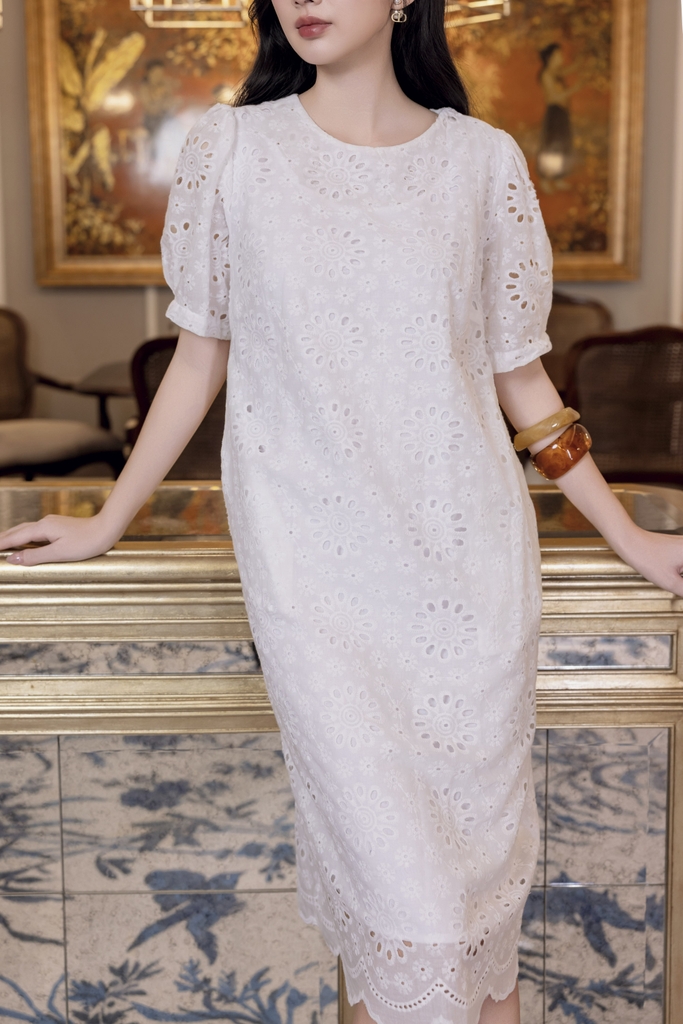 Đầm Suông Phom Ngắn Chất Cotton Thêu Đục Lỗ Swanlake- D12481LW01