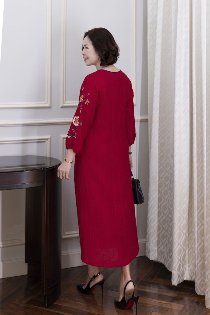 M COLLECTION | Váy Đầm Midi Suông Nữ Trung Niên Tặng Mẹ Tơ Dập Ly Cổ Tim Thêu Hoa Tay Dài D12861LW01