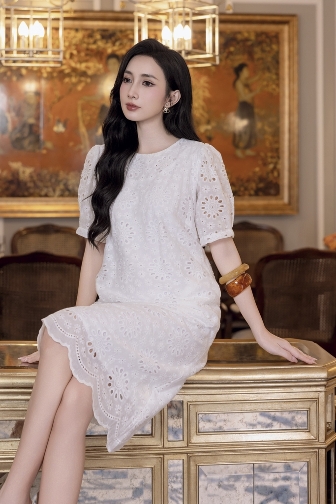 Đầm Suông Phom Ngắn Chất Cotton Thêu Đục Lỗ Swanlake- D12481LW01