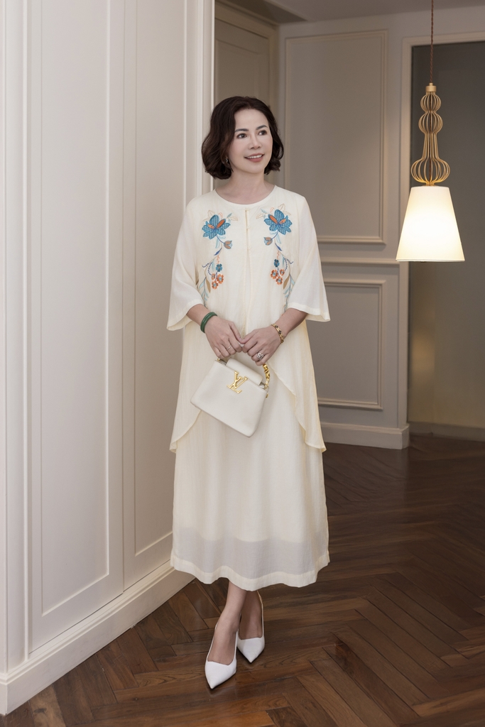 M COLLECTION | Váy Đầm Nữ Trung Niên Tặng Mẹ, Bà Suông Cotton Cát Thêu Hoa Hè Cổ Tròn Tay Lỡ D12978LW01