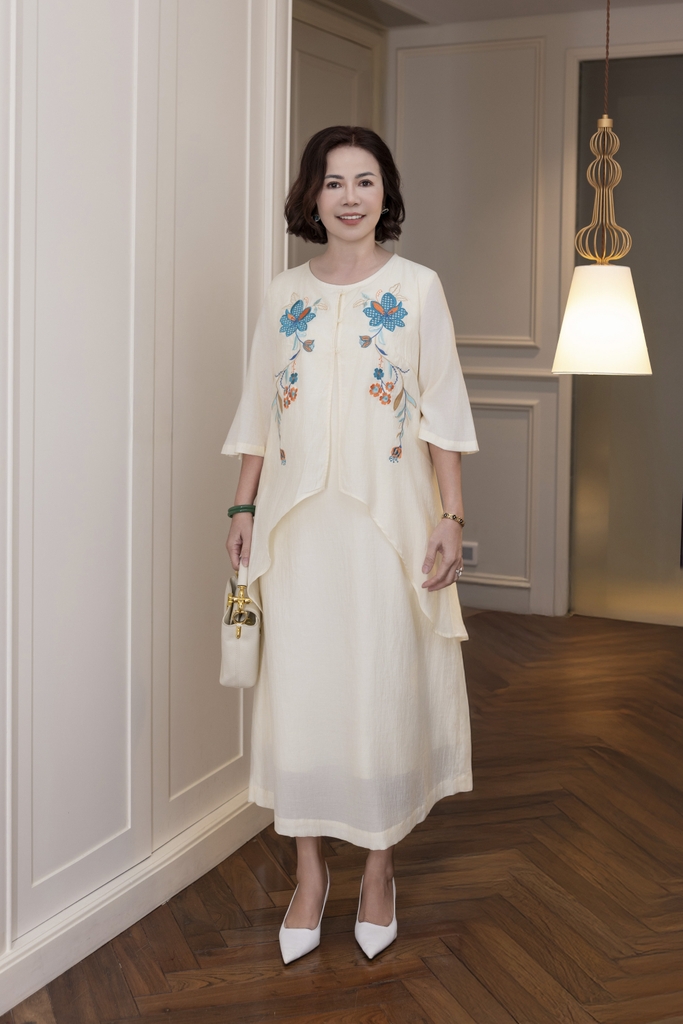 M COLLECTION | Váy Đầm Nữ Trung Niên Tặng Mẹ, Bà Suông Cotton Cát Thêu Hoa Hè Cổ Tròn Tay Lỡ D12978LW01