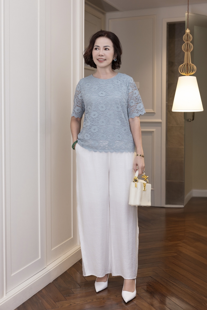 M COLLECTION | Áo Kiểu Nữ Trung Niên Tặng Mẹ Ren Lưới Thêu Hoa Lót Lụa Cổ Tròn Tay Ngắn A12702LW01