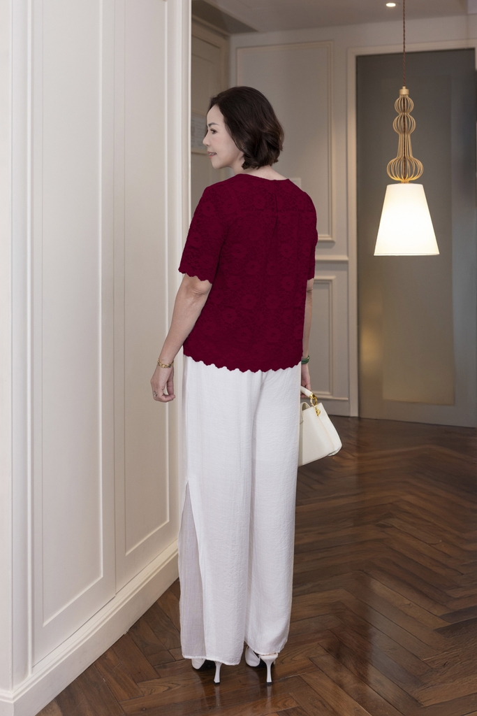 M COLLECTION | Áo Kiểu Nữ Trung Niên Tặng Mẹ Ren Lưới Thêu Hoa Lót Lụa Cổ Tròn Tay Ngắn A12702LW01