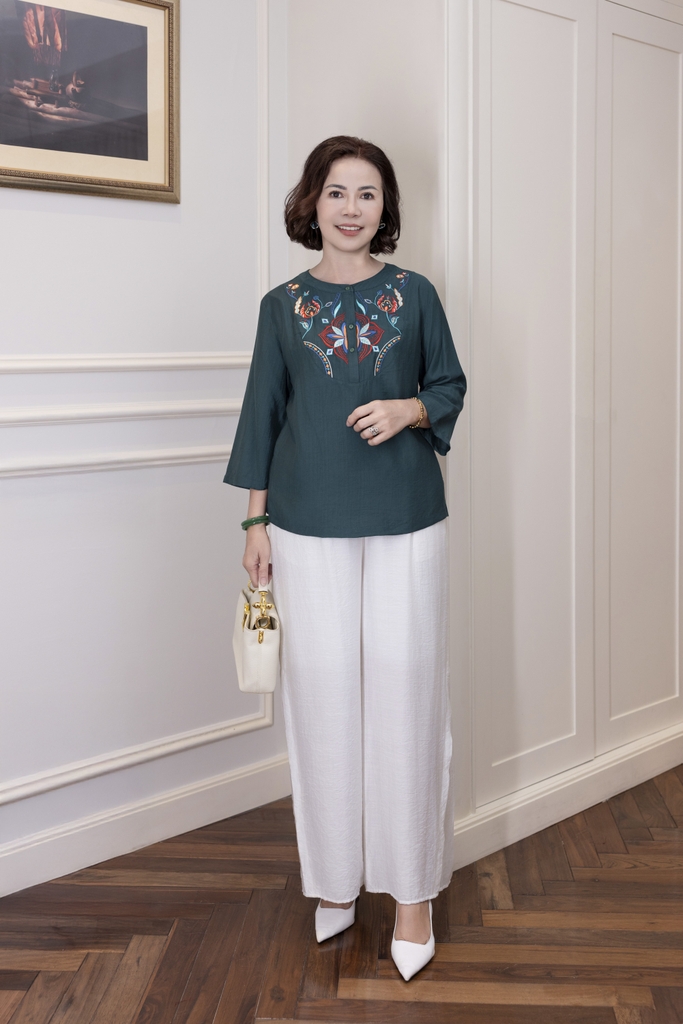 M Collection | Áo Kiểu Trung Niên Tặng Mẹ Cổ Tròn Cài Nút Tay Lỡ Thêu Hoa Chất Vải Lụa Hàn A13107LW01