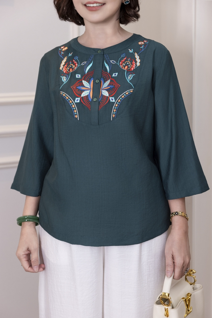 M Collection | Áo Kiểu Trung Niên Tặng Mẹ Cổ Tròn Cài Nút Tay Lỡ Thêu Hoa Chất Vải Lụa Hàn A13107LW01