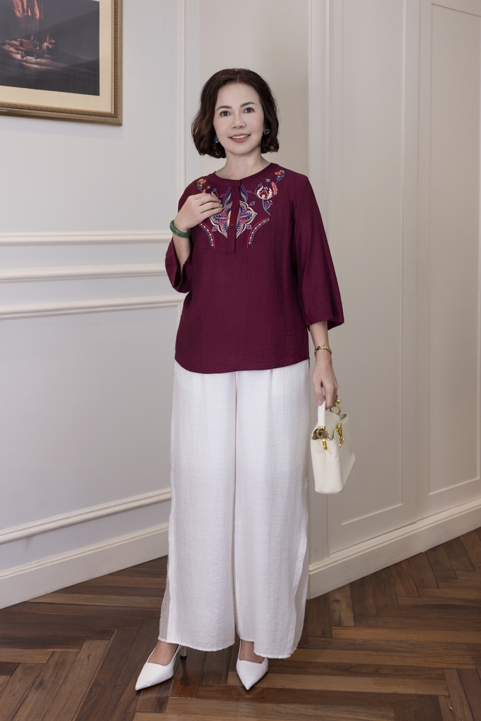 M Collection | Áo Kiểu Trung Niên Tặng Mẹ Cổ Tròn Cài Nút Tay Lỡ Thêu Hoa Chất Vải Lụa Hàn A13107LW01