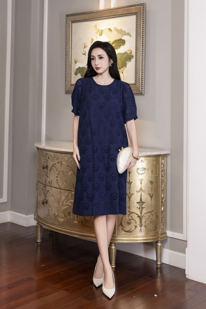 Đầm Suông Phom Ngắn Chất Cotton Thêu Đục Lỗ Swanlake- D12481LW01