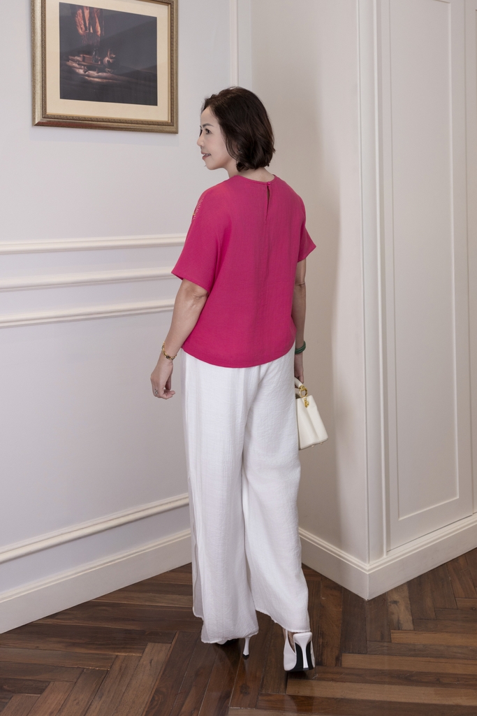 M COLLECTION | Áo Kiểu Nữ Trung Niên Tặng Mẹ, Bà Linen Thêu Hoa Cổ Tròn Tay Ngắn Cánh Dơi A12942