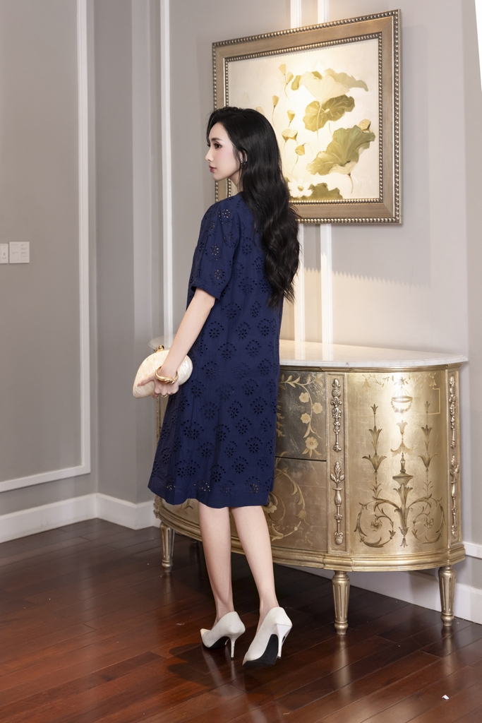 Đầm Suông Phom Ngắn Chất Cotton Thêu Đục Lỗ Swanlake- D12481LW01