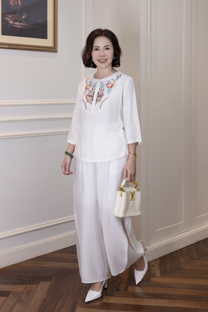 M Collection | Áo Kiểu Trung Niên Tặng Mẹ Cổ Tròn Cài Nút Tay Lỡ Thêu Hoa Chất Vải Lụa Hàn A13107LW01