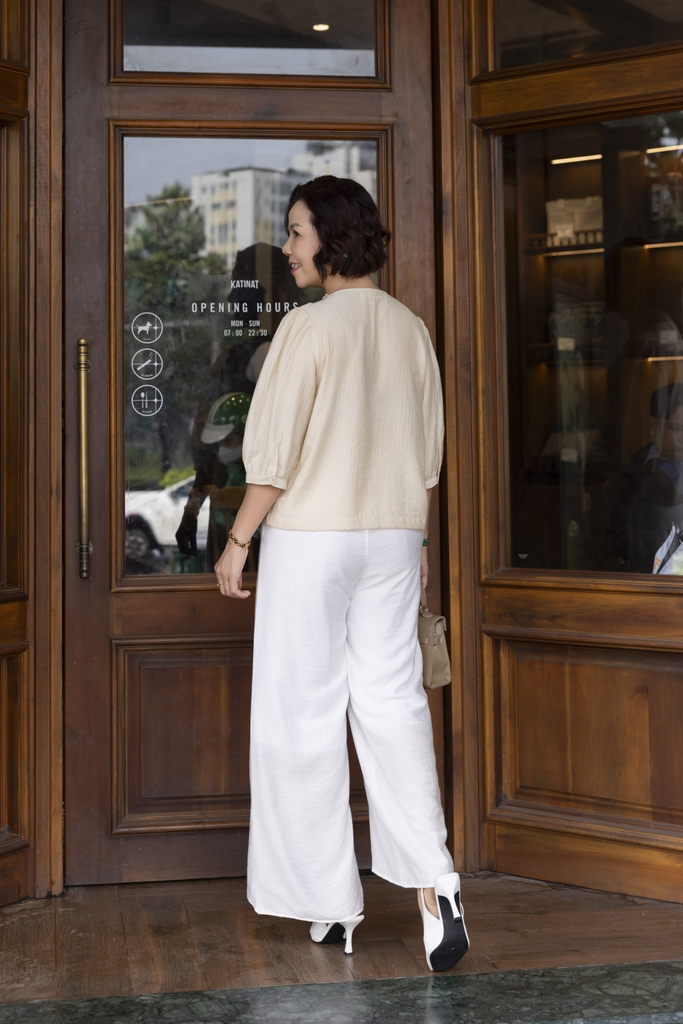 M COLLECTION | Áo Kiểu Nữ Trung Niên Tặng Mẹ Xô Cotton Cổ Bẻ Tim Viền Ren Cài Nút Tay Nẹp Lỡ A10303LW02