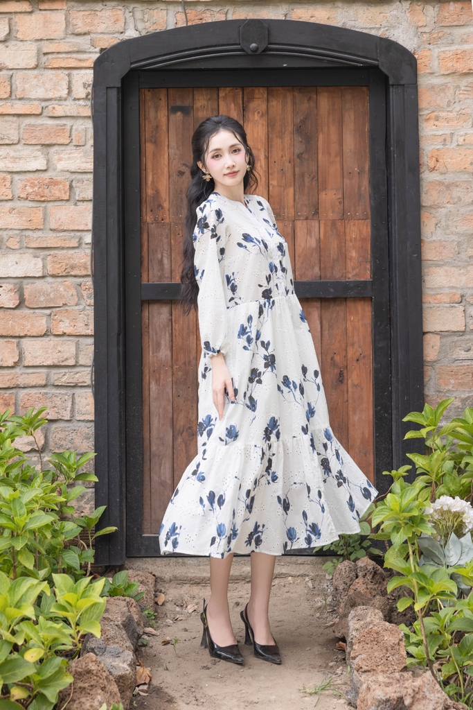 Đầm Maxi Hè Vải Cotton Boi Thêu Đục Lỗ Phom Suông Dài Hoạ Tiết Hoa Xanh Biển Swanlake - D12394LW01