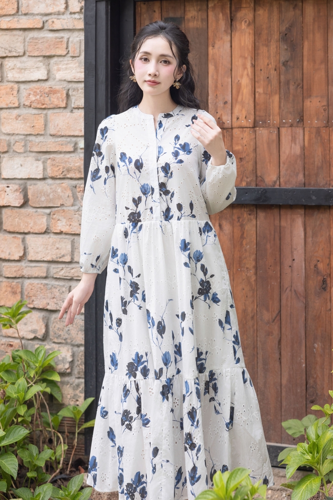 Đầm Maxi Hè Vải Cotton Boi Thêu Đục Lỗ Phom Suông Dài Hoạ Tiết Hoa Xanh Biển Swanlake - D12394LW01