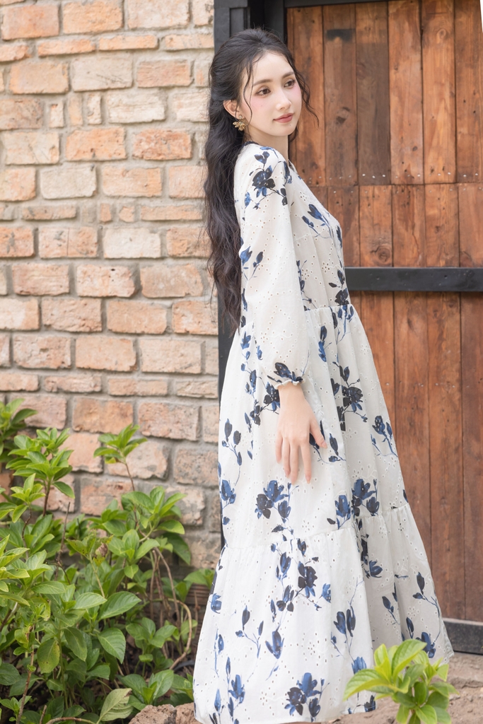 Đầm Maxi Hè Vải Cotton Boi Thêu Đục Lỗ Phom Suông Dài Hoạ Tiết Hoa Xanh Biển Swanlake - D12394LW01