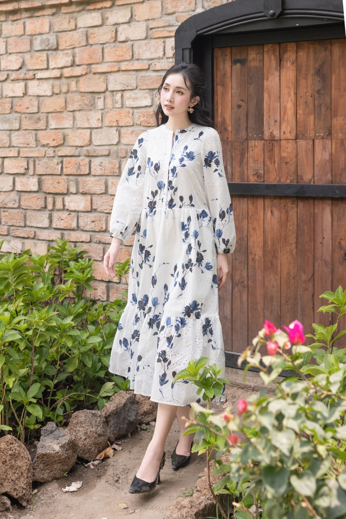 Đầm Maxi Hè Vải Cotton Boi Thêu Đục Lỗ Phom Suông Dài Hoạ Tiết Hoa Xanh Biển Swanlake - D12394LW01