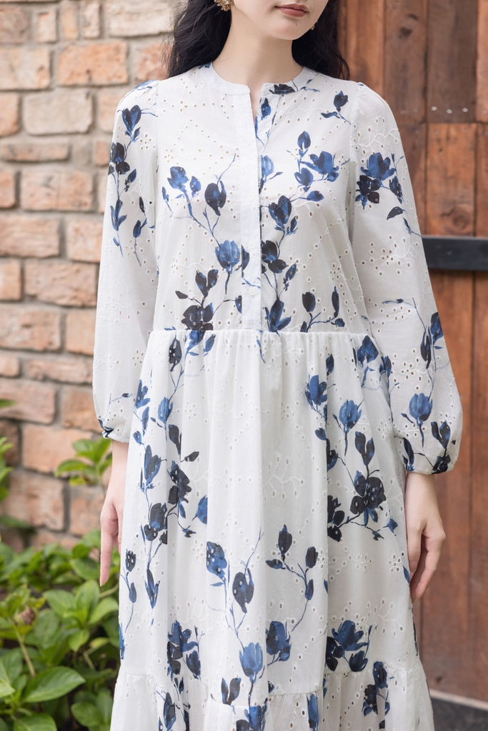 Đầm Maxi Hè Vải Cotton Boi Thêu Đục Lỗ Phom Suông Dài Hoạ Tiết Hoa Xanh Biển Swanlake - D12394LW01