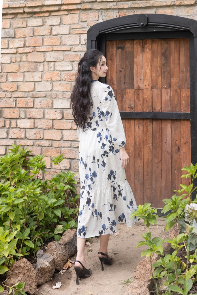 Đầm Maxi Hè Vải Cotton Boi Thêu Đục Lỗ Phom Suông Dài Hoạ Tiết Hoa Xanh Biển Swanlake - D12394LW01