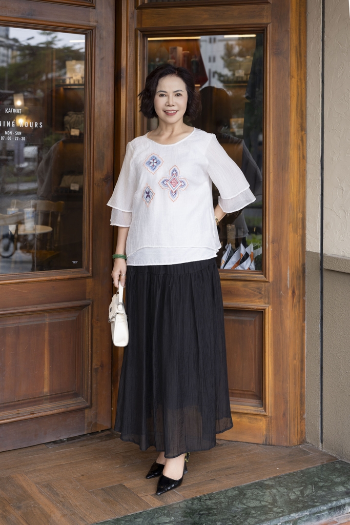 M COLLECTION | Áo Kiểu Nữ Trung Niên Tặng Mẹ Tơ Dập Ly Có Lót Thêu Hoa Tay Lỡ Xếp Tầng Xẻ Tà A12886LW01